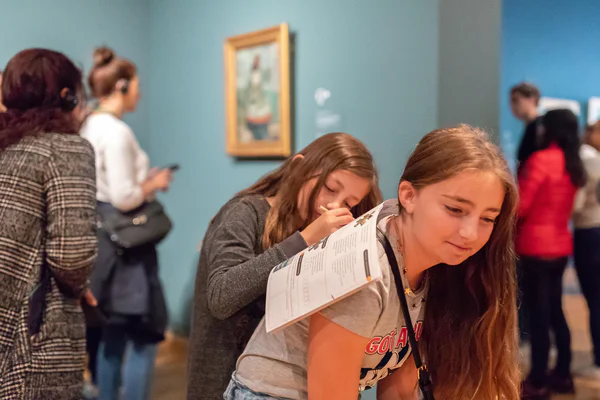 Twee meisjes op zoek naar Van Goghs schilderijen tijdens de speurtocht in het museum (foto: Brenda Roos)